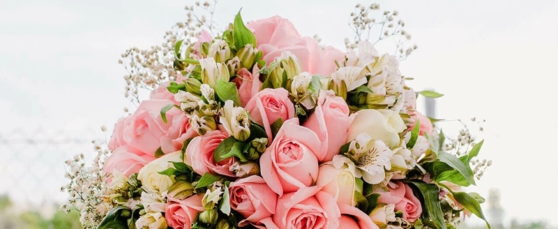 Bouquet or arrangement: what's the difference and how to choose?